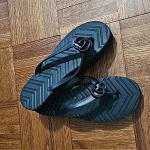 GG flip flops size 9